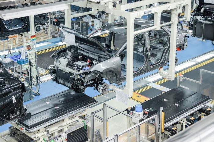 Implementuje komplexní údržbu první úrovně pro zpracování plísní CNC